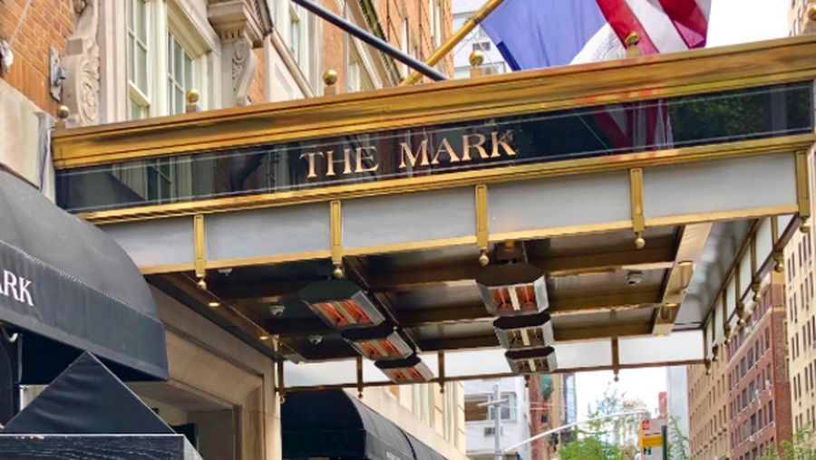 Menginap di hotel mahal seharga US$75.000 (sekitar Rp 1,15 miliar) per malamnya memang terdengar gila.