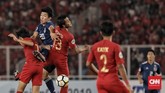 Lini pertahanan Timnas Indonesia U-19 bermain cukup padu. Rachmat Irianto dan Luthfi Kamal Baharsyah melakukan 'double team' untuk menghentikan laju Taishie Miyashiro. (CNN Indonesia/ Hesti Rika)