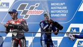 Maverick Vinales dan Andrea Dovizioso menyemprotkan sampanye di atas podium MotoGP Australia 2018. (REUTERS/Brandon Malone)