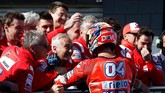 Pebalap Ducati Andrea Dovizioso berbicara dengan kru tim di parc ferme usai meraih posisi ketiga pada balapan MotoGP Australia. (REUTERS/Brandon Malone)