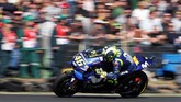 Pebalap Movistar Yamaha Valentino Rossi sempat tampil impresif saat balapan berlangsung dan berada di posisi kedua, tapi kemudian finis di posisi keenam setelah gagal mempertahankan posisi. (REUTERS/Brandon Malone)