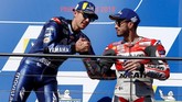 Maverick Vinales mendapatkan ucapan selamat dari Andrea Dovizioso di atas podium MotoGP Australia 2018. (REUTERS/Brandon Malone)