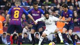 Barcelona menjamu Real Madrid dalam laga El Clasico Liga Spanyol di Camp Nou, Minggu (28/10). (Photo by GABRIEL BOUYS / AFP)