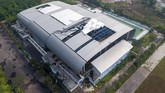Kondisi atap arena aquatik Jakabaring Sport City (JSC) yang rusak akibat angin kencang. (ANTARA FOTO/Nova Wahyudi/foc).