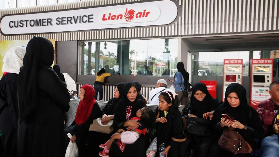 Berdasarkan data KNKT, pesawat memuat 189 orang. Perinciannya, 178 orang dewasa, satu anak, dua orang bayi, dua cabin crew, dan enam awak cabin crew.