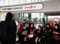 Isak Tangis Keluarga Korban Pesawat Lion JT 610 di Soetta