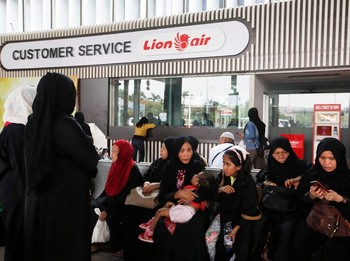 Isak Tangis Keluarga Korban Pesawat Lion JT 610 di Soetta
