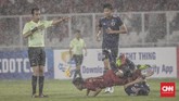 Guyuran hujan dan agresivitas yang meningkat dari Timnas Indonesia U-19 menjadi pembeda dalam laga babak kedua. Beberapa kali akselerasi anak asuh Indra Sjafri merepotkan pemain Jepang, termasuk Syahrian Abimanyu yang dijatuhkan di sektor tengah. (CNN Indonesia/ Hesti Rika)