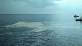 Petugas Basarnas, Polri-TNI, dibantu oleh kru kapal Pertamina memantau perairan Tanjung Karawang, lokasi jatuhnya pesawat JT-610 rute Jakarta-Pangkalpinang yang jatuh di perairan Karawang, Jawa Barat, Senin (29/10/2018). (ANTARA FOTO/HO-Pertamina/aww).
