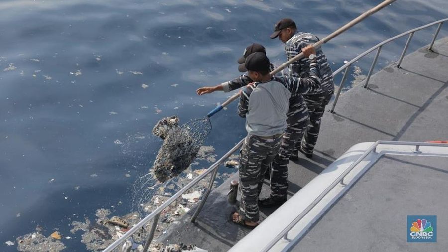 Pemerintah Australia sedang mencari tahu apa ada warga negaranya yang menjadi korban jatuhnya pesawat Lion Air JT 610 di perairan Pulau Jawa, Senin pagi.