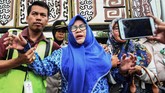 Petugas mendampingi anggota keluarga yang keluarganya menjadi salah satu penumpang pesawat Lion Air JT 610 untuk melakukan proses pengambilan data antemortem di Posko Utama jatuhnya Pesawat Lion Air di Bandara Soekarno Hatta, Tangerang, Banten, Senin (29/10). (ANTARA FOTO/Muhammad Iqbal/aww)