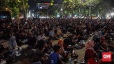 Sekitar seribu pengunjung tercatat memadati arena taman selama pertunjukan bahkan beberapa waktu sebelum para seniman kenamaan beraksi. Rintik hujan yang turun di tengah-tengah acara pun tak mematahkan semangat penonton untuk menyaksikan acara hingga akhir.