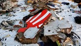 Serpihan pesawat dan barang-barang milik penumpang pesawat Lion Air JT-610 ditemukan mengambang di perairan Karawang. Basarnas mengumpulkan dan mendokumentasikan barang tersebut di posko Basarnas Tanjung Priok. (REUTERS/Willy Kurniawan)
