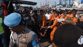Potongan tubuh yang telah dikumpulkan di Posko Basarnas nantinya akan dibawa ke RS Polri Kramatjati untuk diidentifikasi. Sebanyak 66 ahli forensik disiapkan untuk mengidentifikasi korban. (ANTARA FOTO/Indrianto Eko Suwarso/kye).