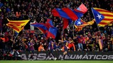 Kemenangan telak atas Real Madrid membuat Barcelona makin kokoh di puncak klasemen Liga Spanyol. (REUTERS/Albert Gea)