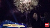 Dibuka dengan lantunan lagu-lagu bernada kritis, pementasan ini kemudian ditutup apik dengan pertunjukan air mancur dan pesta kembang api yang menambah kemeriahan pagelaran teater rakyat.