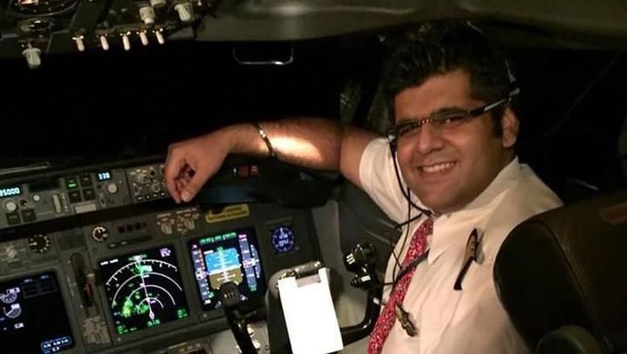 Kedua pesawat dikendalikan oleh pilot yang berpengalaman