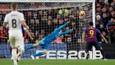 Setelah banyak membuang peluang untuk menyamakan kedudukan, Real Madrid dihukum oleh gol sundulan Luis Suarez di menit ke-75. (REUTERS/Albert Gea)
