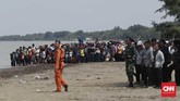 Tim Basarnas menyiapkan proses evakuasi pesawat Lion Air JT-610. Sebanyak 30 penyelam dari Basarnas dan sejumlah penyelam dari TNI dikerahkan dalam proses evakuasi, sementara puing-puing dan beberapa potongan tubuh ditemukan di titik lokasi. (CNNIndonesia/Safir Makki)
