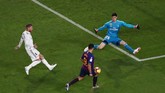 Pengujung pertandingan kemudian berubah jadi petaka untuk Real Madrid. Luis Suarez mencatat hattrick di menit ke-83 sekaligus membuat kedudukan jadi 4-1. (REUTERS/Sergio Perez)