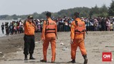 Basarnas menyatakan bahwa kondisi cuaca di lokasi kejadian dalam keadaan cerah. Namun, ia berkata arus laut tempat jatuhnya pesawat cukup kencang (CNNIndonesia/Safir Makki)