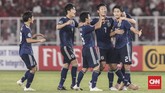 Tidak bisa menembus pertahanan yang digalang Rachmat Irianto dan kawan-kawan, Jepang mencetak gol dari tendangan jarak jauh yang dilepaskan Higashi Shunki (kanan). Keunggulan 1-0 yang dibukukan pada menit ke-40 dirayakan anak asuh Masanaga Kageyama. (CNN Indonesia/ Hesti Rika)