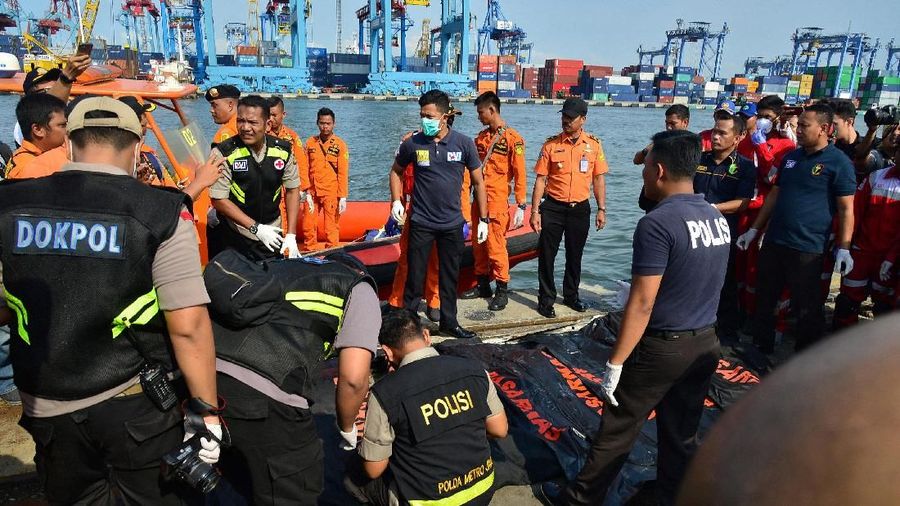 Basarnas membuka Posko Utama di Jakarta International Container Terminal (JICT) Tanjung Priok untuk mempermudah proses koordinasi dalam mengevakuasi para korban