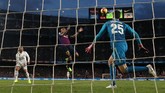 Arturo Vidal lalu melengkapi penderitaan Real Madrid lewat gol sundulan di menit ke-87 yang membuat skor jadi 5-1. (REUTERS/Paul Hanna)