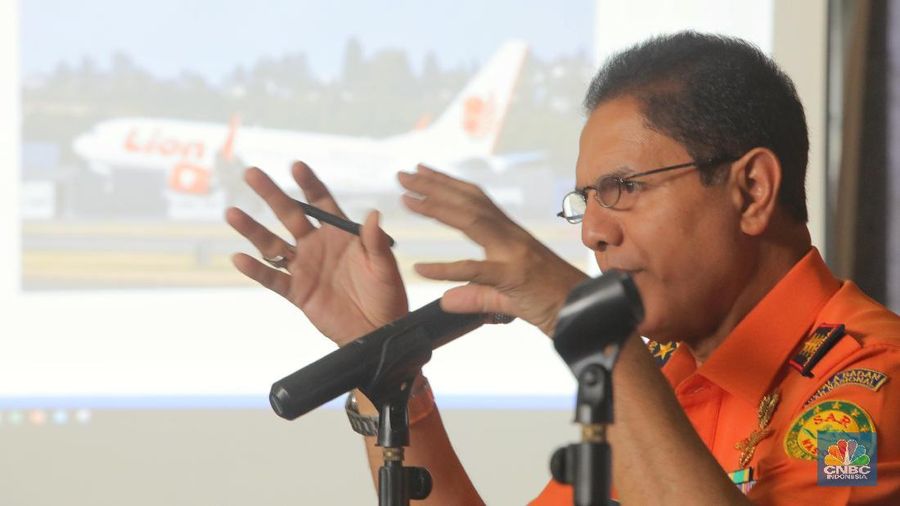 Basarnas hari ini akan menggunakan helikopter untuk melihat serpihan pesawat dari udara.