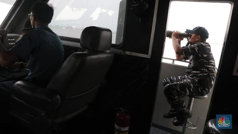 TNI Angkatan Laut turut menerjunkan personel dan armada dalam proses pencarian dan evakuasi pesawat Lion Air yang jatuh di perairan Karawang, Jawa Barat.