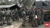 Selain Basarnas, Pasukan TNI disiapkan untuk evakuasi korban. Evakuasi dilakukan dengan melakukan penyelaman ke perairan yang sedalam 30-35 meter. (CNNIndonesia/Safir Makki)