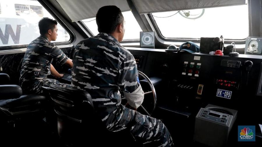 TNI Angkatan Laut turut menerjunkan personel dan armada dalam proses pencarian dan evakuasi pesawat Lion Air yang jatuh di perairan Karawang, Jawa Barat.