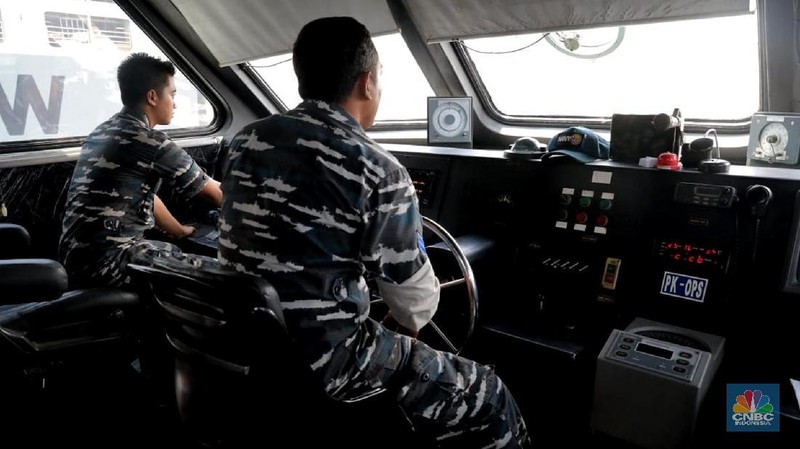 TNI Angkatan Laut turut menerjunkan personel dan armada dalam proses pencarian dan evakuasi pesawat Lion Air yang jatuh di perairan Karawang, Jawa Barat.