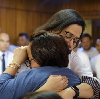 Temui Keluarga PNS Korban JT-610, Sri Mulyani Menangis