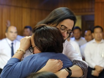 Temui Keluarga PNS Korban JT-610, Sri Mulyani Menangis