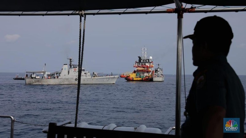 Pencarian dilakukan dengan upaya penyelaman dilakukan dengan TNI AL.