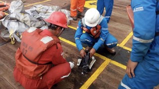 Pertamina Serahkan Puing Pesawat Lion Air Jatuh ke Basarnas