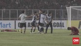 Seketika setelah wasit Mooud Bonyadivard meniup peluit akhir, pemandangan yang saling berkebalikan terlihat jelas di lapangan. Timnas Jepang bersorak bahagia, sementara tuan rumah tertunduk lesu.(CNN Indonesia/ Hesti Rika)