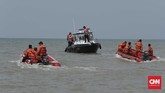 Pesawat mengangkut 188 orang yang terdiri dari dua pilot, lima awak kabin, dan 181 penumpang. Kini Basarnas dan TNI coba mengevakuasi para korban dengan menggunakan peralatan seperti ROV (Remotely Operated Underwater Vehicle) dan KRI Rigel. (CNNIndonesia/Safir Makki)
