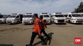 Sejumlah mobil ambulans disiapkan untuk membawa korban pesawat Lion Air JT-610 yang jatuh di perairan Karawang di Pantai Pakis Jaya, Kab. Karawang, Jawa Barat. Pesawat tersebut hilang kontak pada 06.50 WIB dan kemudian dipastikan jatuh. (CNNIndonesia/Safir Makki)