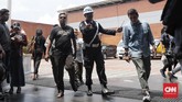 Sejauh ini korban belum ditemukan. Namun puing yang diyakini sebagai pecahan badan pesawat dan barang milik penumpang ditemukan mengapung. (CNN Indonesia/Hesti Rika)