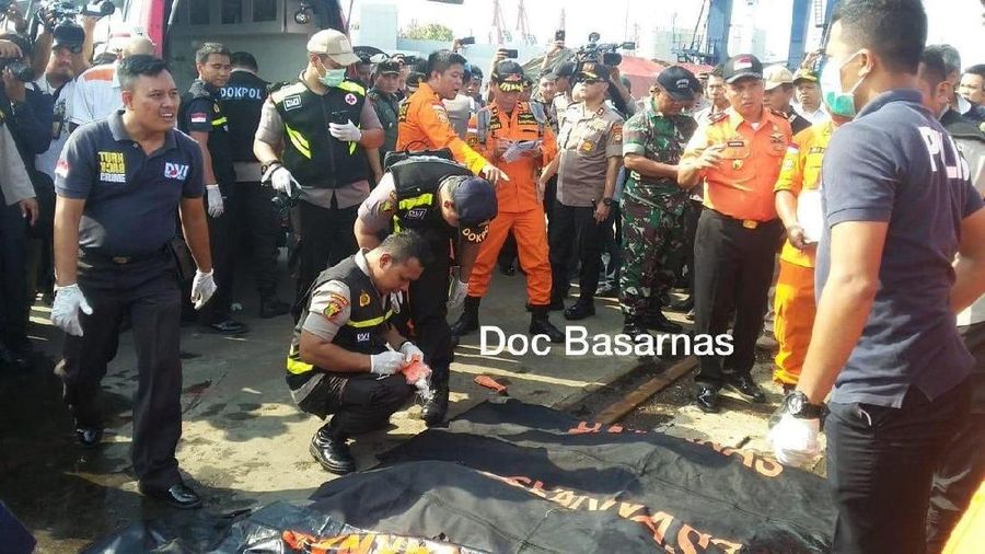 Bambang melaporkan sudah menemukan beberapa potongan tubuh korban yang langsung dimasukkan ke kantong mayat dan dibawa ke RS Polri.