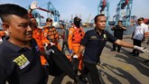 Petugas Basarnas menerjunkan puluhan penyelam untuk mengevakuasi korban dan serpihan pesawat di perairan Karawang. Petugas Basarnas dibantu oleh penyelam TNI AL. (AFP/Resmi malau)