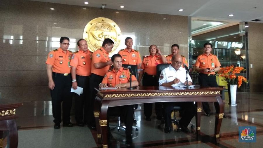 Pihak Basarnas menyatakan menemukan serpihan puing pesawat, pelampung, hingga hand phone (HP) di lokasi yang diduga tempat jatuhnya pesawat Lion Air JT 610.