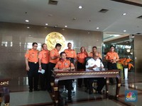 Basarnas Temukan Serpihan Puing Pesawat, Pelampung, dan HP