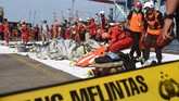 Petugas Basarnas mengevakuasi puing pesawat Lion Air JT 610 pascakecelakaan, di Pelabuhan Tanjung Priok, Jakarta, Senin (29/10). Pesawat Lion Air bernomor penerbangan JT 610 rute Jakarta-Pangkalpinang yang sebelumnya hilang kontak, ditemukan jatuh di perairan Laut Utara Karawang, Jawa Barat. (ANTARA FOTO/Indrianto Eko Suwarso/kye).