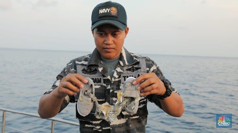 Pencarian dilakukan dengan upaya penyelaman dilakukan dengan TNI AL.