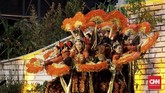 Meski cukup banyak diselipkan budaya pop nan kekinian, elemen tradisional pada pementasan ini tak dilupakan. Penggunaan bahasa Jawa pada sebagian dialognya membawa kedekatan pada penonton serta masyarakat Semarang.