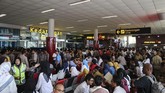 Sejumlah anggota keluarga korban jatuhnya pesawat Lion Air JT-610 rute Jakarta-Pangkalpinang juga memafatiruang kedatangan Bandara Depati Amir, Pangkalpinang, Bangka Belitung. (ANTARA FOTO/Hadi Sutrisno/aww)