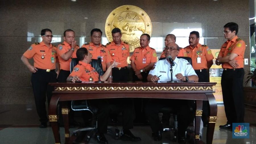 Pihak Basarnas menyatakan menemukan serpihan puing pesawat, pelampung, hingga hand phone (HP) di lokasi yang diduga tempat jatuhnya pesawat Lion Air JT 610.
